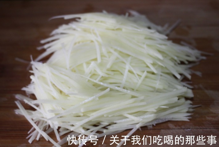 不粘锅|炒土豆丝时,好吃的关键是“2步2遍醋”,酸香脆爽,不发黑不粘锅