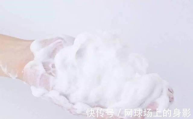 毛孔|脸刚“打湿”就用洗面奶 怪不得你洗不干净脸, 毛孔垃圾还多!
