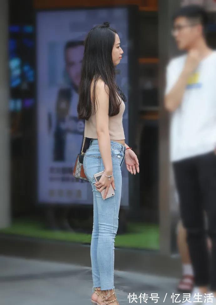 女生们 无袖款T恤,与修身长牛仔裤搭配,时髦有型韵味十足