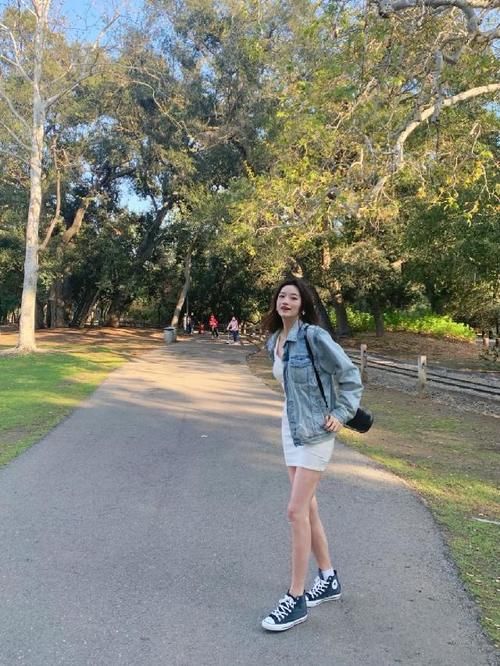 又到了穿裙子的季节,干净白色连衣裙搭配牛仔外套,性感又休闲