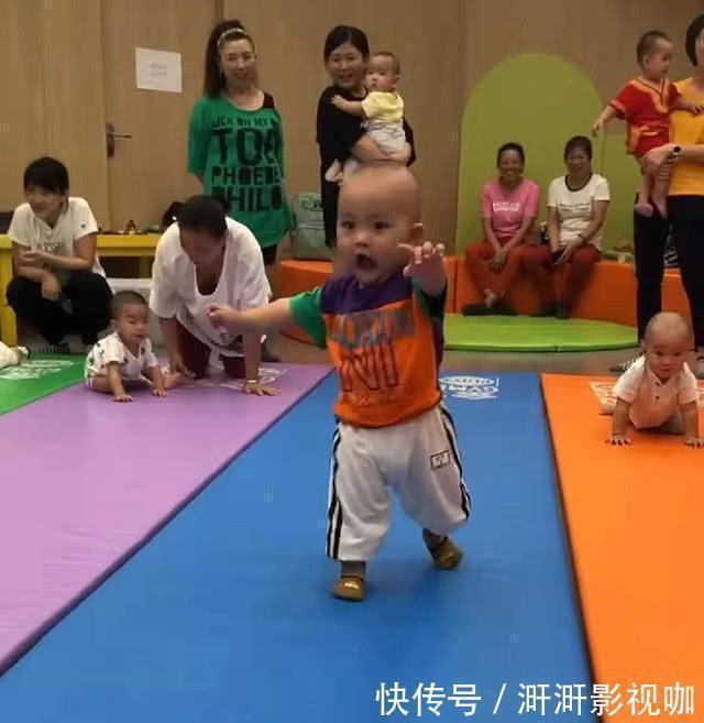 宝宝|宝宝参加爬行比赛,半路却学会“走路”,其他宝宝一脸懵:他犯规