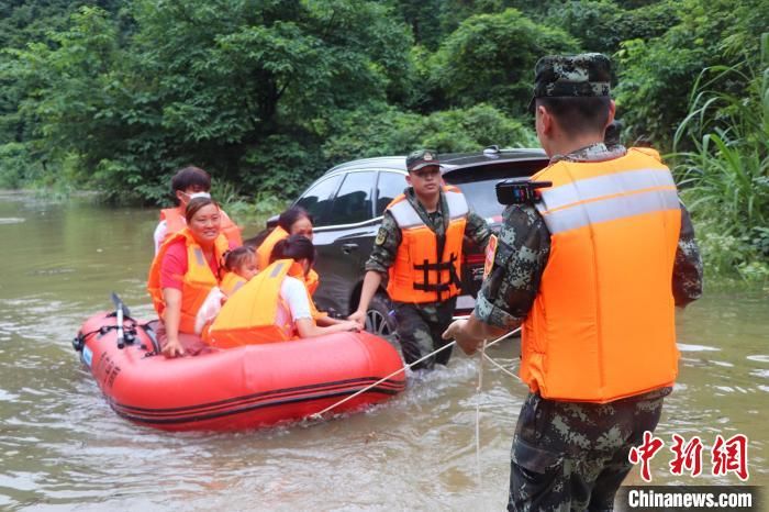 救援|广西南丹一村庄被洪水围困 武警官兵紧急救援