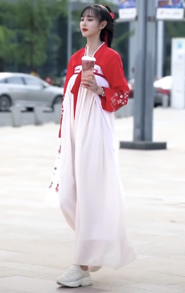 搭配|小姐姐的腿到底有多长这汉服我穿身上能拖地,她却只露脚踝!