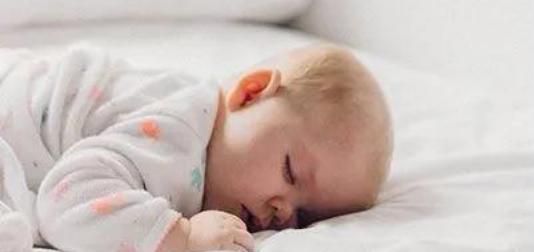 区别|“睡枕头”与“不睡枕头”的孩子,区别很大,影响颜值和身体