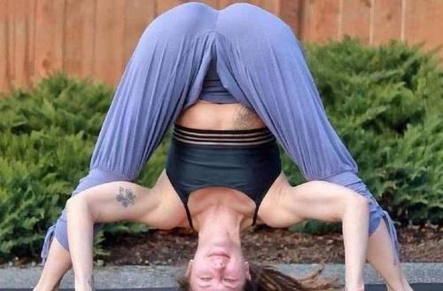 瑜伽|姑娘勤练四招瑜伽体式,气血变好容光焕发,同时增强开胯能力