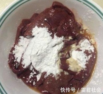 猪肝|炒猪肝,直接下锅炒就错了!再加2步,猪肝嫩滑好吃、干净无腥味