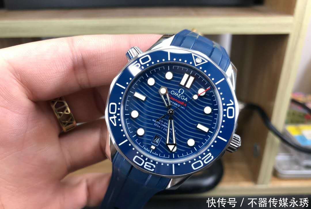 4万左右,你会放弃欧米茄海马300,选择卡地亚蓝气球吗