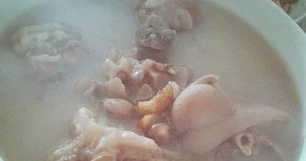 炖猪脚,第一步万万不能先焯水,很多人都弄错了,难怪猪脚炖不烂