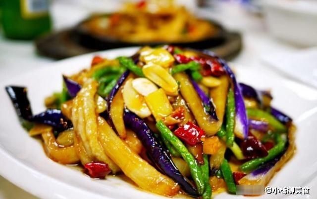 家人|炒茄子太费油？大厨教你一招，不费油，更健康，家人都说好吃！