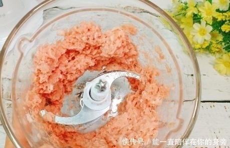 自制馄饨时，掌握1点小技巧，馄饨皮薄馅大，馅香皮软还爽滑