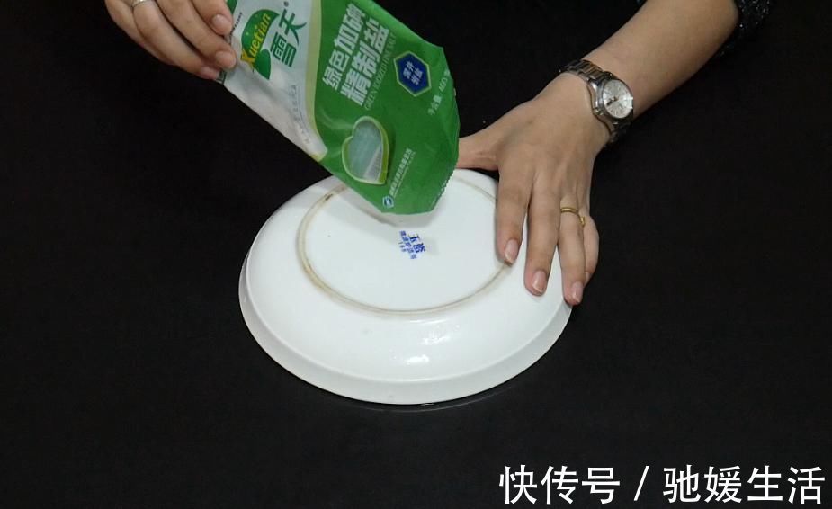 白醋水|菜刀上面抹点白醋水,没想到作用这么厉害,看完快告诉家里人