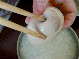 冬日暖暖的早餐:酱香饼、咸鸭蛋,搭配香菇瘦肉粥