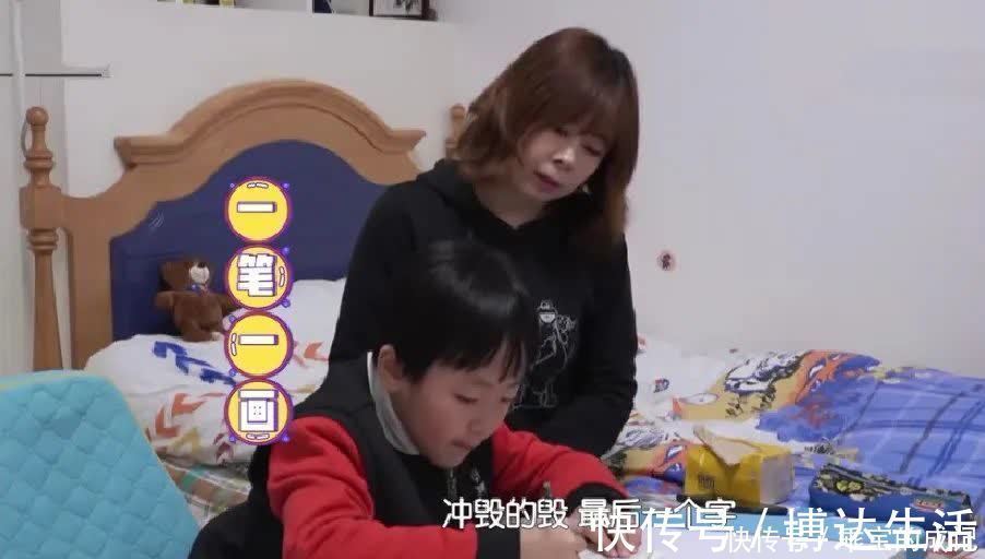 陪伴|男孩写作业,全家人“看书”陪伴,网友看出其中猫腻:书还反光?