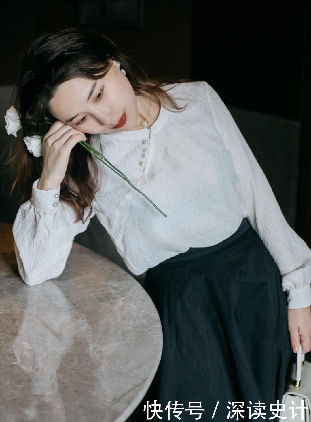 印花|今春流行“衬衫+黑色半身裙”搭配,减龄时尚优雅,精致显瘦高级