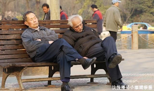 老年人|60岁以上的老年人每天睡多少小时对身体最有利