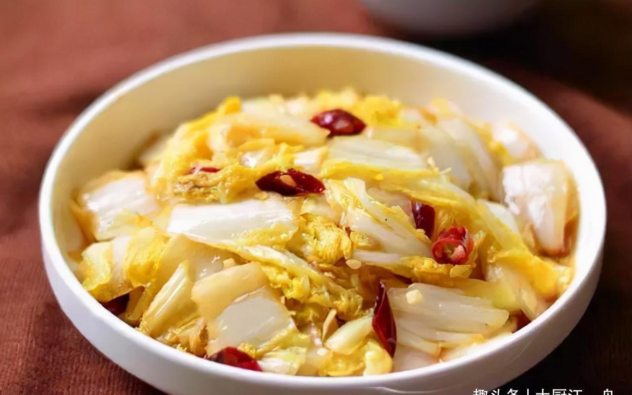 炒白菜时,最忌直接下锅炒!炒前记得多加这1步,白菜爽脆不出水