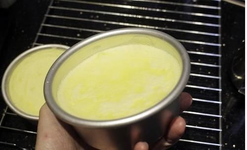 蒸蛋糕的时候,蛋糕涨起来,拿出来就凹下去,是怎么回事呢?