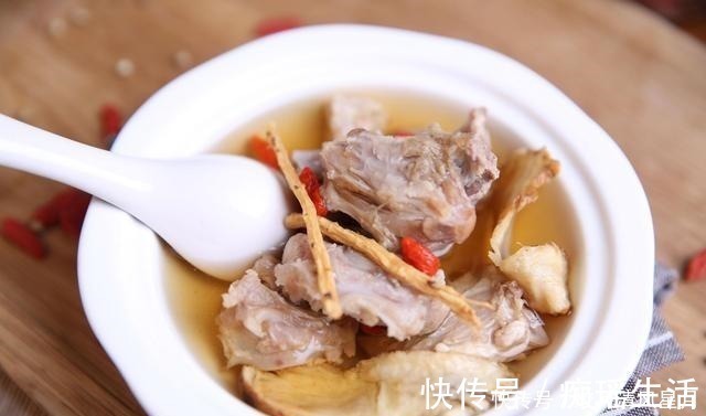 冬天|冬天炖羊肉,切记“3不放”的窍门,羊肉汤汁奶白,膻味小味道鲜