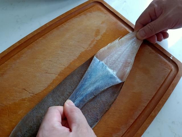 小米辣|这种鱼既珍贵又奇怪，不刮鳞只剥皮，简单一蒸，色香味俱全