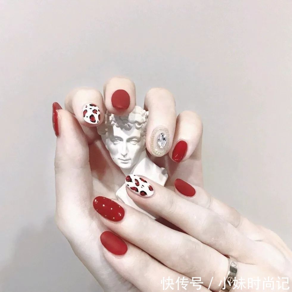 心动的新年美甲来了,精致又俏皮,主要是显手白