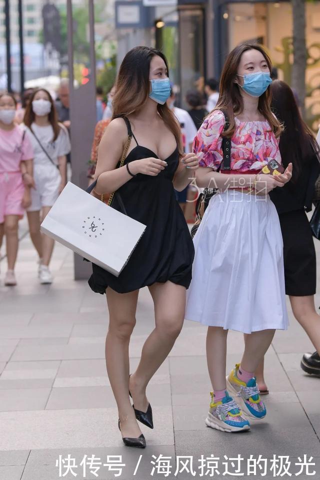 街拍简洁大方的小姐姐，黑色的吊带穿搭很动人！