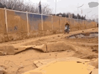 |搞笑GIF趣图又到了美人鱼上岸嬉戏的季节了