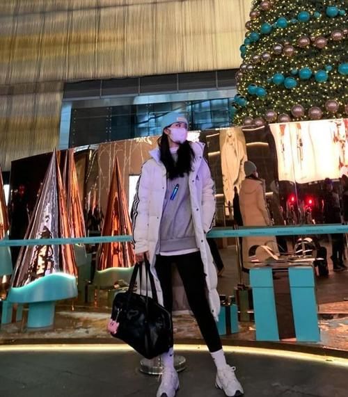 最近流行起一种新穿搭，叫“长款羽绒服＋鲨鱼裤”，保暖又显瘦