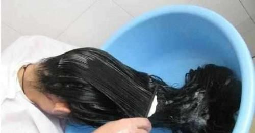 女性洗完头发后，应该自然风干还是吹风机吹干好？很多人做错了