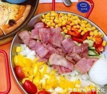 学府四道街的排队意面店！薄饼披萨！你吃过吗快来吃！吃！吃！