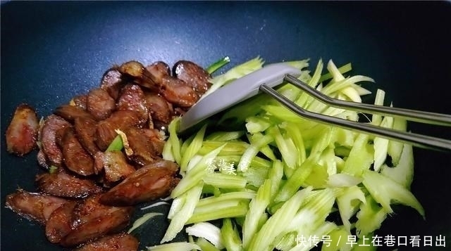 西芹别直接炒,下锅之前多做一步,口感细嫩幼滑,不输大饭店!