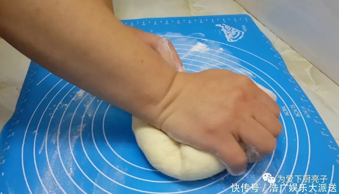 鸡蛋|土豆别再炒着吃了,撒1把葱花,比鸡蛋饼还香,出锅孩子都抢着吃