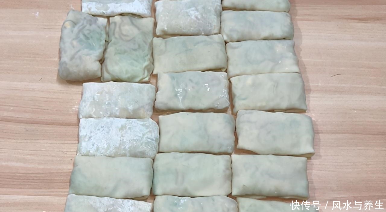 包菜别总炒着吃,试试这种新吃法,皮薄馅大,酥脆解馋易操作