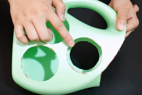 洗衣液瓶不要扔,中间切3个圆圈,放在卫生间,全家人都抢着用