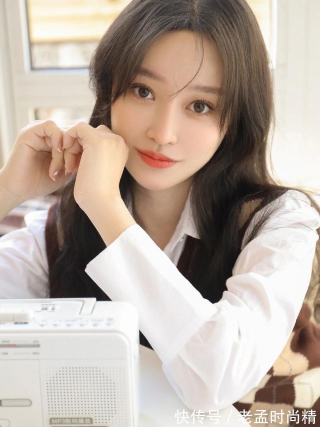 针织 格子针织坎肩背心搭配白衬衫,清爽自然,短裙搭配中筒袜,好看