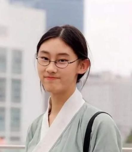 还记得清华才女武亦姝吗?当初颜值被吐槽,看到现状网友:班花!