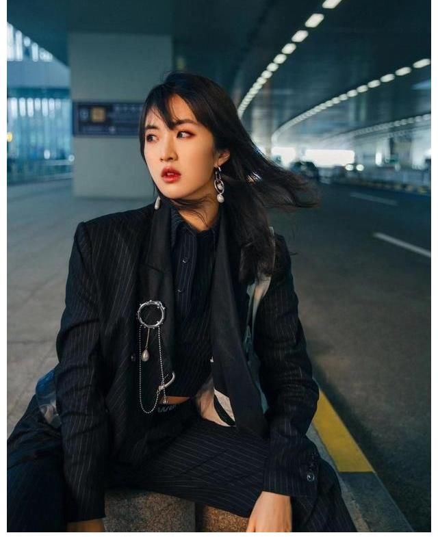 下凡|手可摘星辰却称自己要追梦，姚安娜的“下凡”，迎来一片“差评”