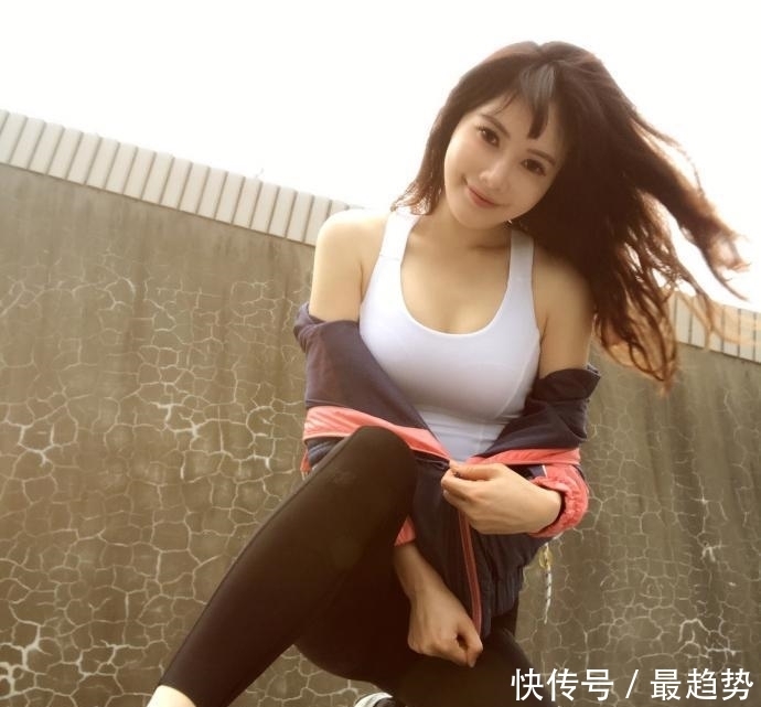 饱满|街拍:身材饱满的小姐姐,紧身穿搭勾勒出完美身姿,非常吸引人!