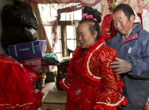 婚纱|“婚纱姐”走红,一年四季都穿婚纱过生活,有老公却没有“家”