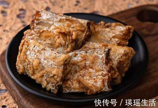 渔民|买带鱼时，挑大的还是小的渔民朋友教我3招，轻松挑到新鲜带鱼