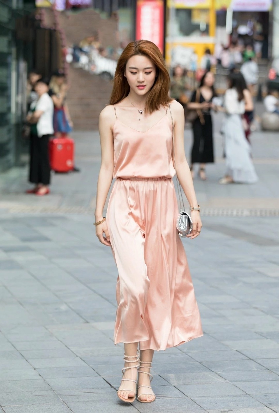 光脚丫 脚脖上“绑三圈”,碰断了就得光脚丫,这3千花的不值