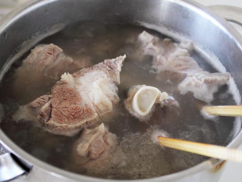 怎么熬好羊骨头汤?无论清汤奶白汤,最忌乱放香料,无肉味汤不鲜