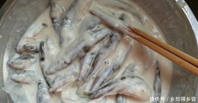 炸小鱼时,牢记3个小技巧,小鱼不破皮不粘锅,酥香好吃无腥味