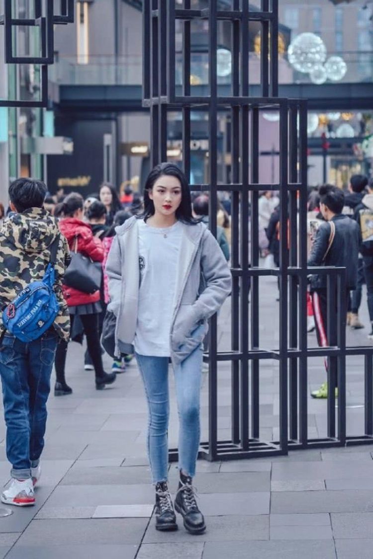 一字|街拍:清凉雅致的一字肩短裙, 夏日穿搭轻盈又舒适, 气质女生都爱穿