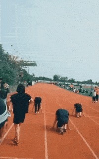 |搞笑GIF趣图:吃早饭看到感动的一幕,谁家的孩子真的好暖!