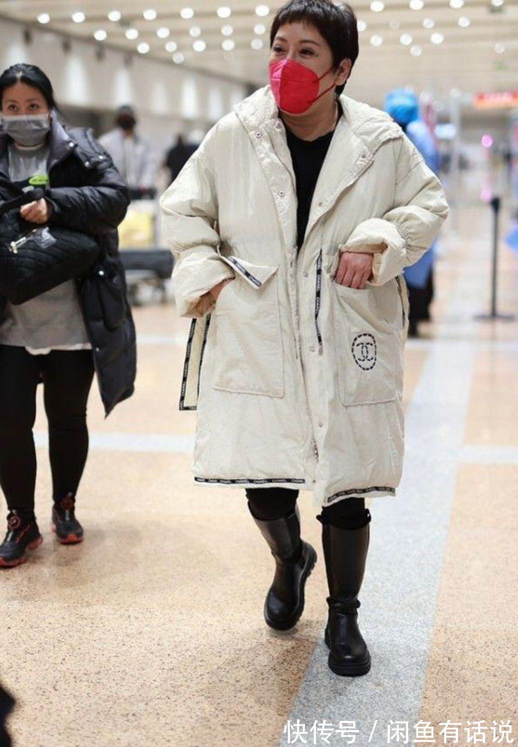 深色|向太也是洋气人,剪“超短发”配圆脸好富态,穿8万羽绒服更贵气