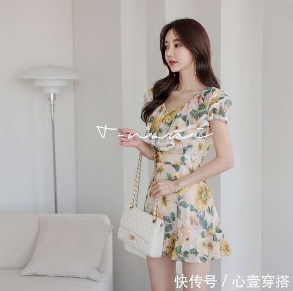 孙允珠|女神孙允珠时尚搭配:鲜蕊迷迭香惜春菊叶碎花衣裙