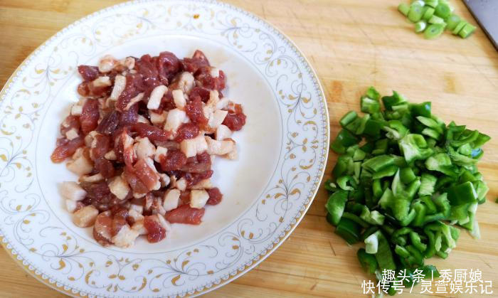 真香|别瞧不起玉米面,教你个秘制做法,我家三天两头就做,真香