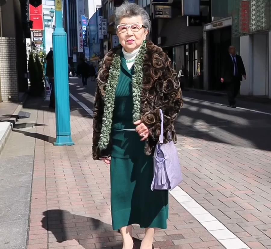 女人过了60岁，别总穿一身黑！瞧日本主妇这样搭，时髦又优雅