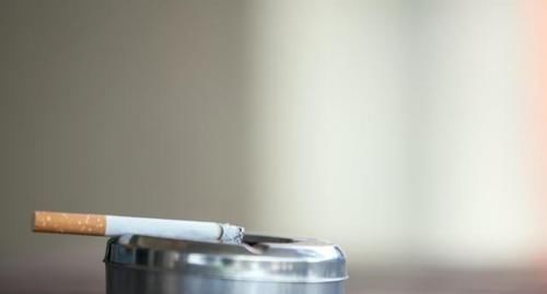 钙质|骨质疏松的“发物”是花生？医生：若想养骨，少吃这“2绿”！