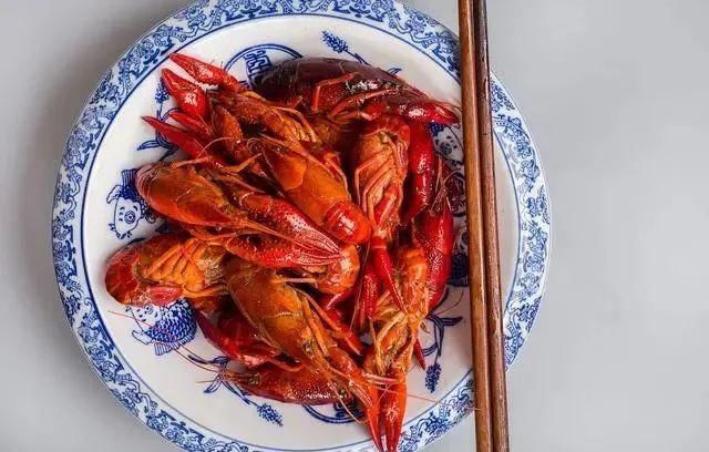 减肥的人,晚上坚持2个“不要”,常喝1水,体重或许稳稳降